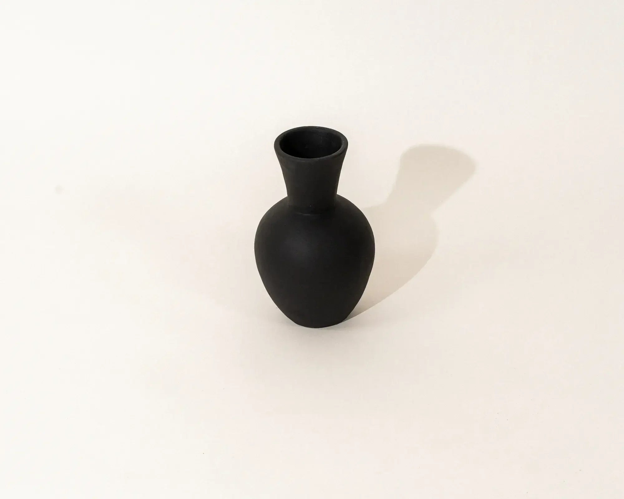 Alonnis Handcrafted Clay Vase (black)