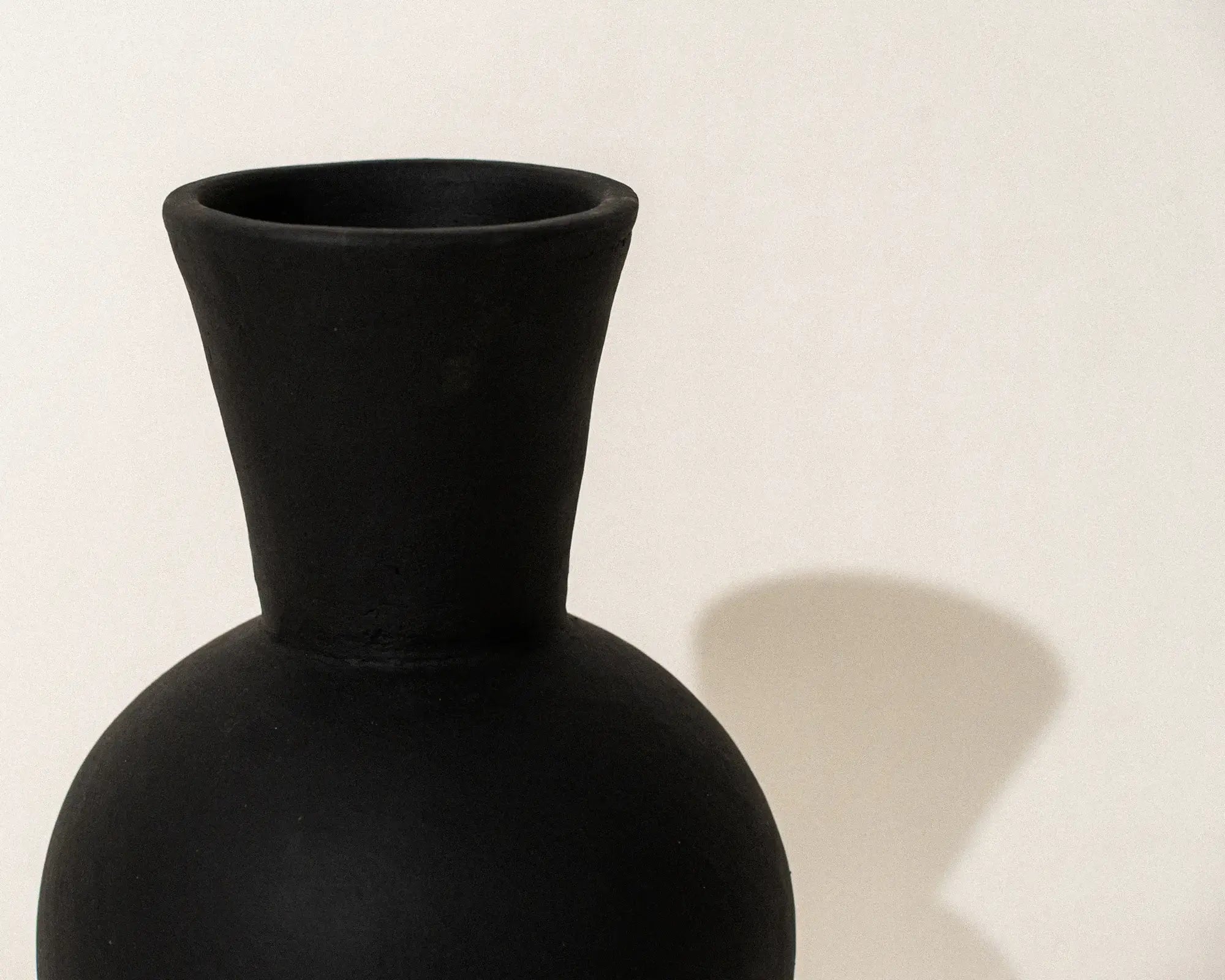 Alonnis Handcrafted Clay Vase (black)