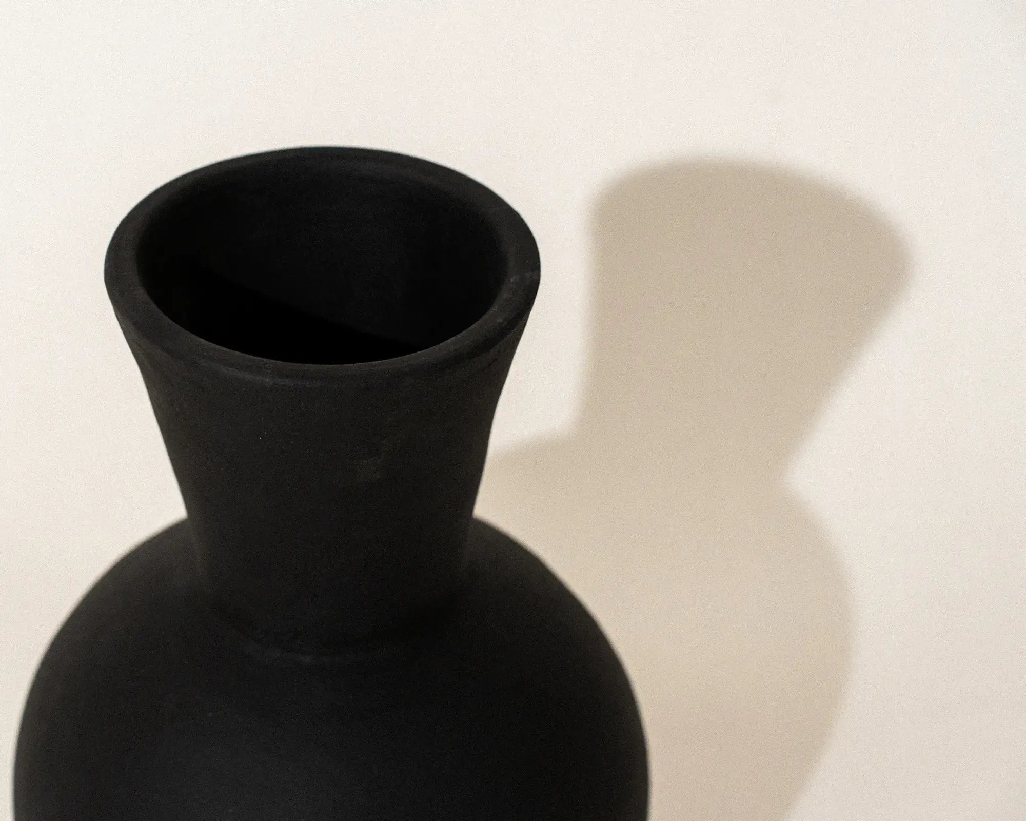 Alonnis Handcrafted Clay Vase (black)